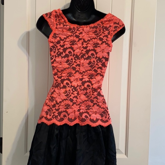 Boutique coral lace top - Picture 4 of 4